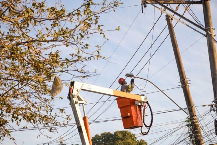A Prefeitura de Niterói iniciou a instalação de 180 luminárias de LED no Maceió, dando continuidade ao programa de modernização da iluminação pública em todas as regiões da cidade.