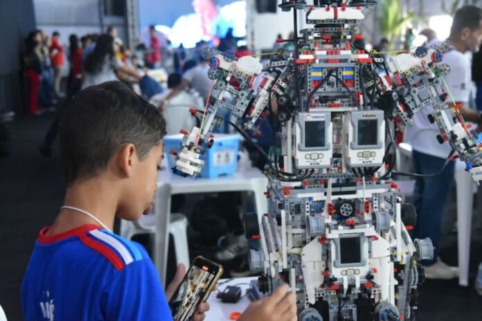 Neste 11 de agosto, Dia do Estudante, a Prefeitura de Maricá destaca iniciativas e resultados da rede municipal de ensino, que atende mais de 30 mil alunos em mais de 90 unidades, da Educação Infantil ao Ensino Médio, além de modalidades voltadas a jovens, adultos e idosos