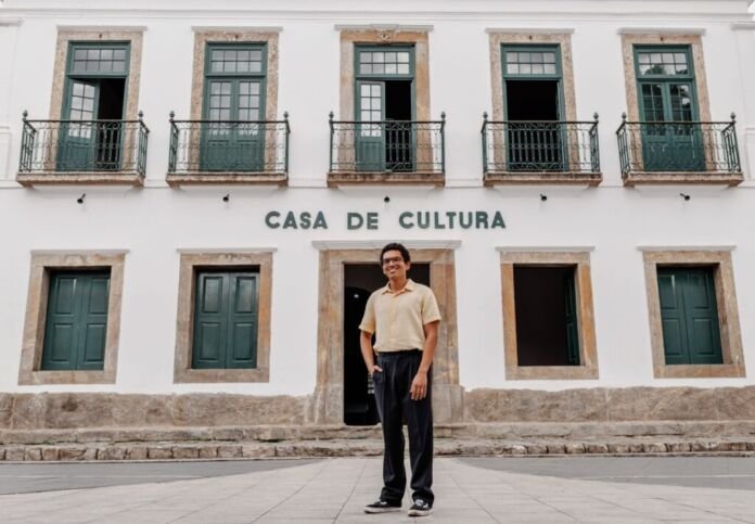 A trajetória de Marcos Vinícius Sodré, maricaense de 29 anos aprovado para a carreira diplomática, une dedicação, pertencimento e um forte vínculo com sua terra natal