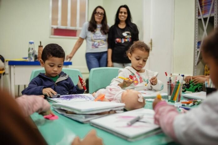 A Prefeitura de Maricá mantém abertas as inscrições para o Programa Corujinhas, iniciativa da Secretaria de Educação de acolhimento noturno voltado a crianças de 1 a 10 anos