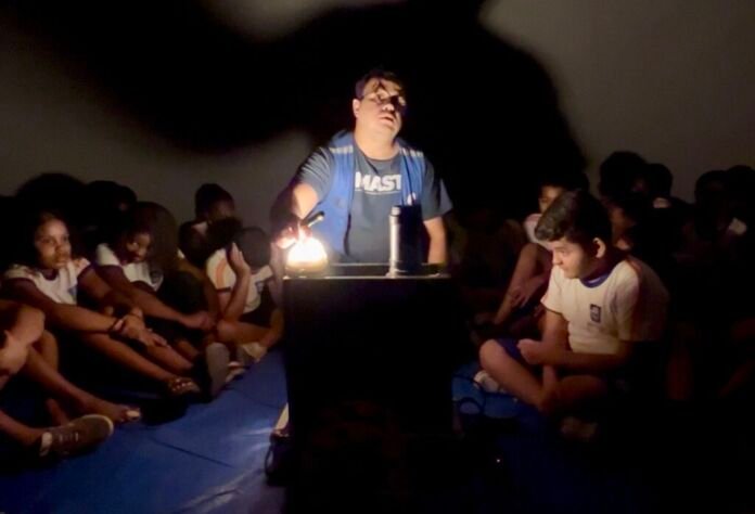 Os alunos da Escola Municipal Amazor Vieira Borges, em Nova Iguaçu, vivenciaram uma experiência diferente na terça-feira (18), com a visita do planetário do Museu de Astronomia e Ciências Afins (MAST)