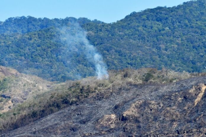 Incêndio (2) Defesa Civil de Nova Iguaçu, controlaram, na noite desta terça-feira (4), o incêndio que atingiu a Serra do Vulcão, em Nova Iguaçu