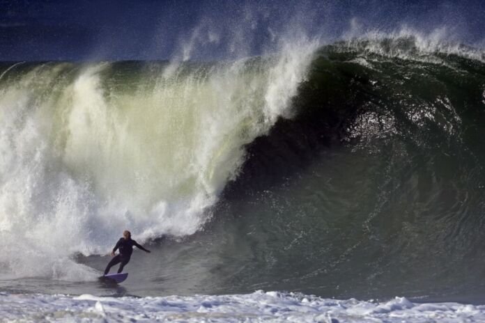A organização do Itacoatiara Big Wave (IBW) confirmou o Sinal Verde para a competição que, dessa forma, acontece na próxima terça-feira (25/8), a partir das 7h, na Praia de Itacoatiara, na Região Oceânica de Niterói.
