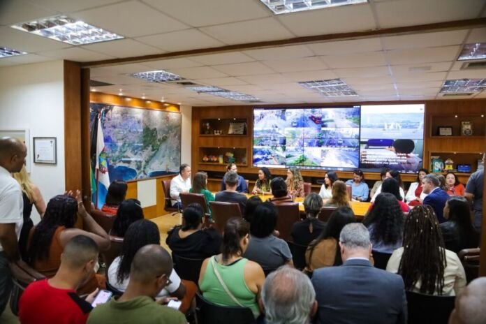 Nesta quinta-feira (20), o prefeito Rodrigo Neves e representantes da Firjan, por meio do SENAI-RJ e do SESI-RJ, assinaram o contrato para a execução do projeto “Mulheres construtoras”.