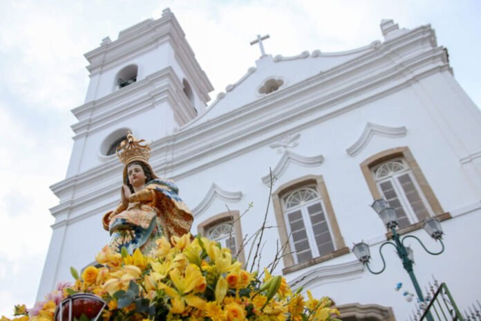 NS-Amparo-Michel-Monteiro-scaled-1-1068x712 (1) Maricá está vivendo um dos períodos mais tradicionais do calendário do município. A Festa de Nossa Senhora do Amparo, padroeira da cidade, é organizada pela Prefeitura de Maricá e promovida pela Companhia de Cultura e Turismo de Maricá (Maré), em parceria com as Secretarias de Promoção de Eventos e de Assuntos Religiosos, Cidadania e Família
