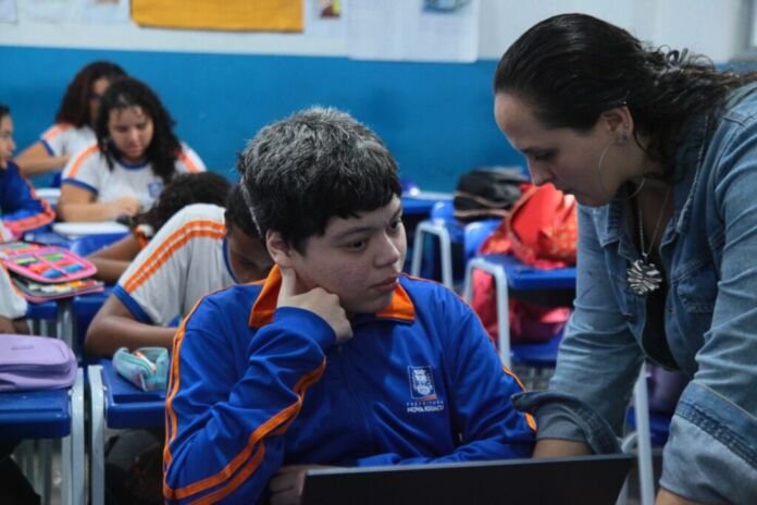 Há menos de um ano, Miguel Macieira, de 14 anos, perdeu completamente a visão após um comprometimento da retina cuja causa ainda é investigada.