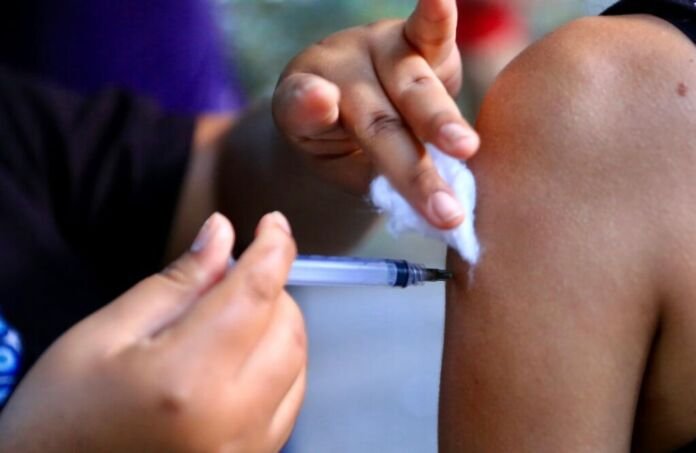 A Prefeitura de Niterói realiza, neste sábado (22), o Dia D da Campanha Nacional de Multivacinação para atualizar a caderneta de crianças e adolescentes menores de 15 anos