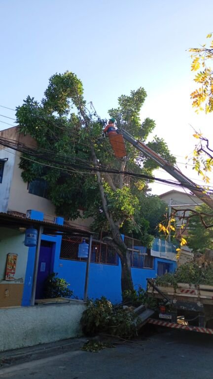 Menos de uma semana após a forte ventania que atingiu Nova Iguaçu e deixou um rastro de destruição em diferentes pontos da cidade, a Prefeitura vai retomar, nesta segunda-feira (3), praticamente todos os serviços públicos afetados pelo temporal