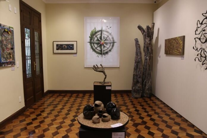 Até domingo (9), o público pode visitar a exposição "Travessia – Arte visual & meio ambiente", em cartaz no Centro Cultural Cauby Peixoto, no Fonseca