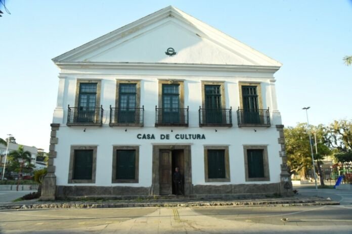A Prefeitura de Maricá realiza, na próxima quarta-feira (12/8), um plantão para esclarecimento de dúvidas sobre os editais do programa Filmar Maricá