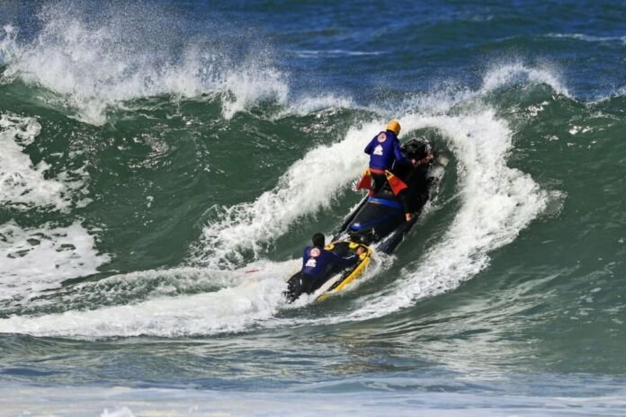 Foi dado o Sinal Amarelo para os surfistas que disputarão o Itacoatiara Big Wave 2026, único campeonato de surfe em ondas grandes das Américas disputado na modalidade tow-in, e que terá sua oitava edição na praia da Região Oceânica de Niterói