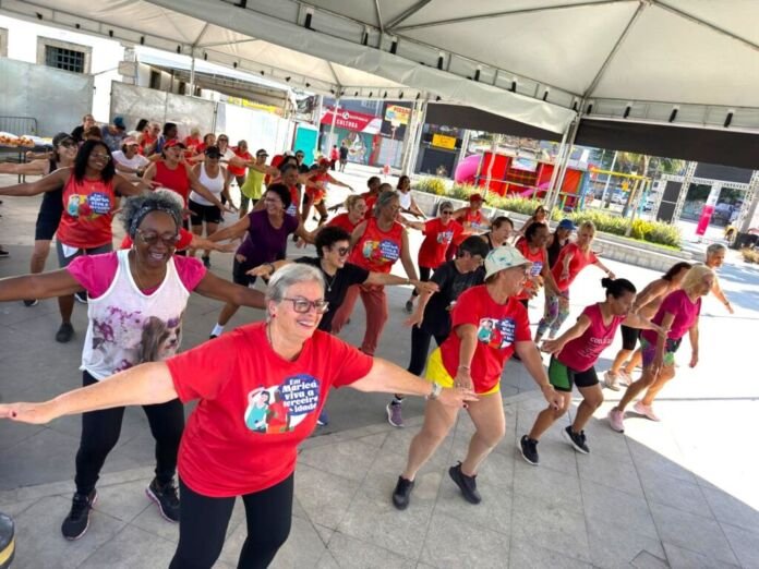 A Prefeitura de Maricá promoveu, no sábado (29/8), mais uma edição do Aulão Idoso em Movimento, na Praça Orlando de Barros Pimentel, no Centro