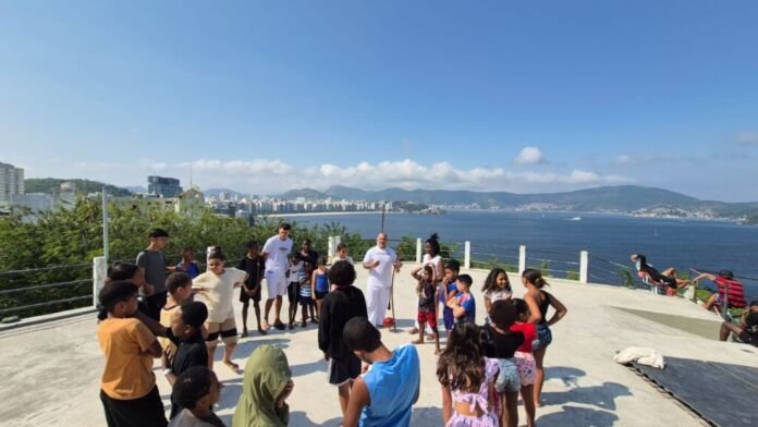 O Centro Cultural de Cidadania e Economia Criativa, o MACquinho, espaço cultural da Secretaria Municipal das Culturas, em Niterói, oferece aulas gratuitas de capoeira todas as quartas-feiras, às 19h.