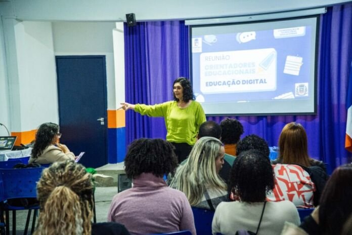 A Prefeitura de Itaboraí, por meio da Secretaria Municipal de Educação (SEMED), promoveu na manhã desta quarta-feira (26/08) uma palestra voltada aos orientadores educacionais e psicólogos da rede municipal de ensino com o tema Educação Digital nas Escolas