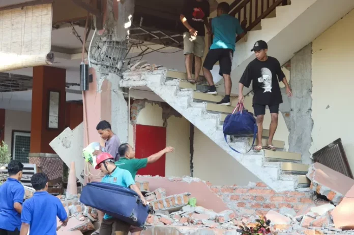 pessoas-evacuam-um-predio-que-desabou-no-hotel-jayakarta-apos-um-terremoto-de-magnitude-77-em-labuan-bajo-nusa-tenggara-oriental-indonesia-1786789961979_v2_750x1.jpg Um forte terremoto atingiu o leste da Indonésia neste sábado (15), provocando mortes, desabamentos e deixando uma região inteira em alerta.