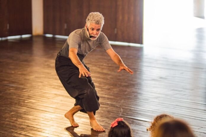 roda O Centro Cultural Cauby Peixoto, no Fonseca, e o Centro Ecocultural Sueli Pontes, em Piratininga, recebem, ao longo do mês de agosto, novas atividades do RODA – Encontro Internacional de Contadores de Histórias de Niterói.