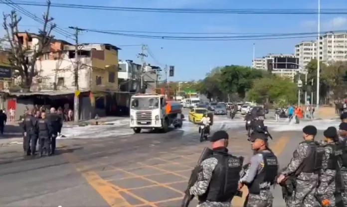 Um trecho da Avenida Rei Pelé e da Rua São Francisco Xavier, na região da Mangueira, foi interditado por causa de uma tensa manifestação em resposta à operação da Delegacia de Roubos e Furtos da Polícia Civil do Rio de Janeiro