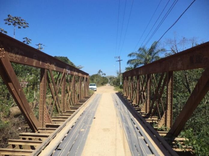 23_big A interdição da ponte sobre o Rio São Pedro, na RJ-113, Estrada de Jaceruba, em Nova Iguaçu, alterou a circulação de ônibus e veículos pesados na região