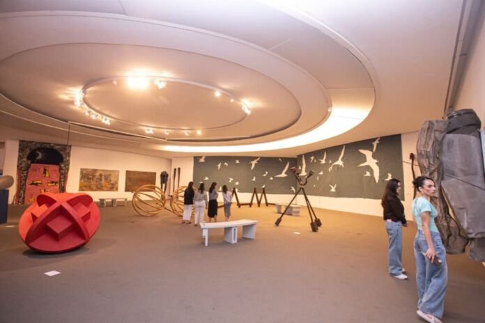 Aberto ao público em 2 de setembro de 1996, o Museu de Arte Contemporânea de Niterói (MAC) recebeu autoridades municipais, artistas com trabalhos em seu acervo e outros convidados para uma noite marcada pela emoção