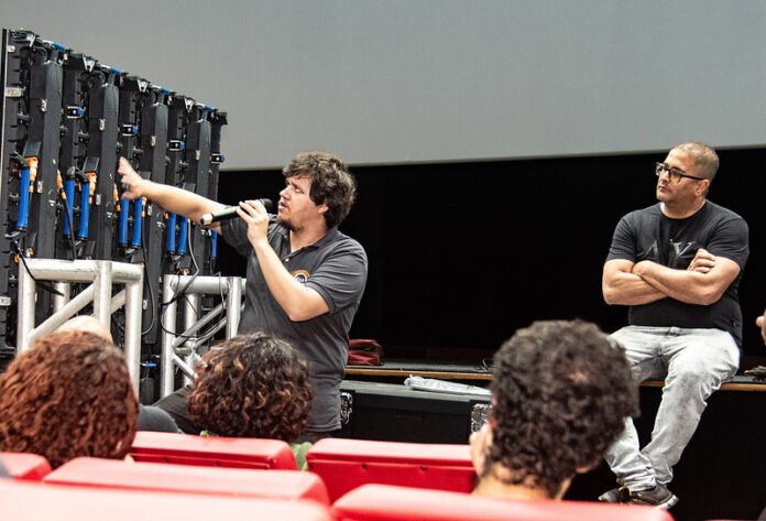 Com apoio da Prefeitura de Maricá, foi desenvolvido na terça-feira (1º/9) um workshop gratuito de montagem e operação de painéis de LED, no Cine Henfil, no Centro