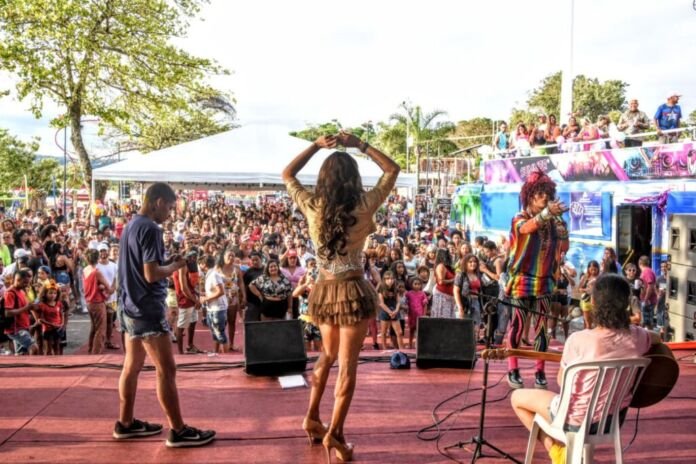 A Prefeitura de Maricá promove neste domingo (13/9) a 12ª Parada do Orgulho LGBTQIAPN+ de Maricá, na Orla de Itaipuaçu. O evento conta com programação gratuita e aberta ao público, e reúne apresentações de Pocah, Vivi Serrano e da DJ Carol Sabá