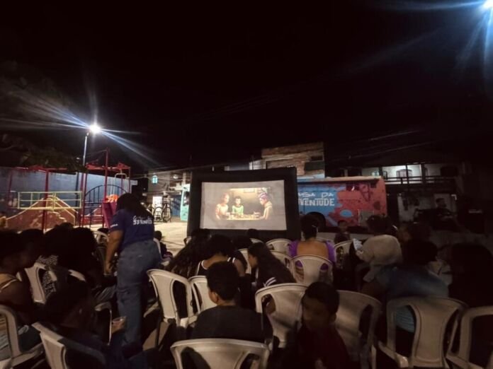 A Prefeitura de Maricá realizou na quinta-feira (3/9) uma sessão do Cine Juventude na Quadra do Risca Faca, em Inoã