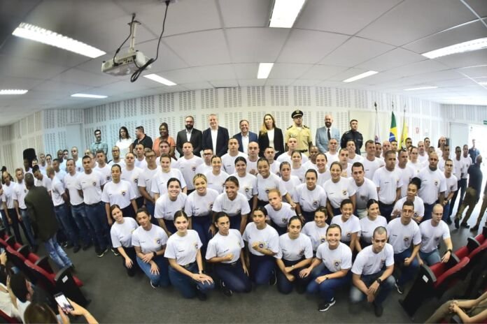 A Guarda Municipal de Niterói está próxima de alcançar a marca de mil agentes. Nesta terça-feira (1º), a Prefeitura de Niterói deu início ao curso de formação de mais 87 guardas, que vão reforçar o efetivo da corporação após quatro meses de preparação