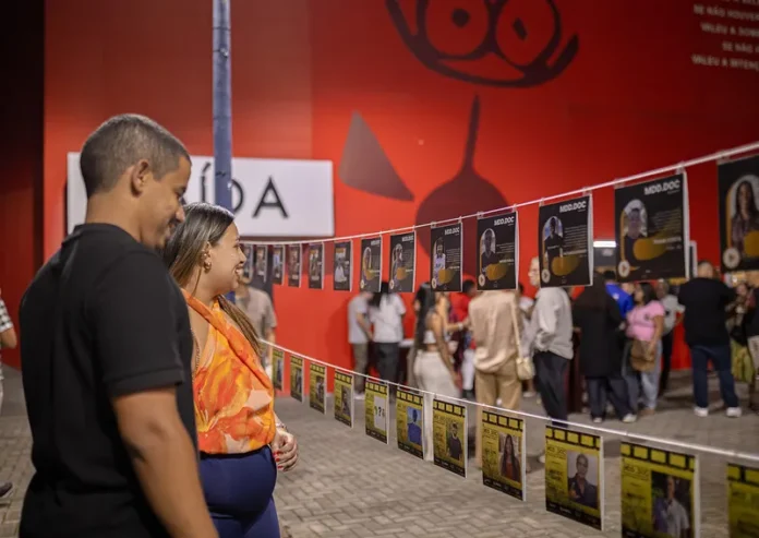 A Prefeitura de Maricá apoiou, na noite de sexta-feira (4/9), a exibição do 100º episódio do MDD.DOC, projeto audiovisual dedicado a contar histórias de personagens que fazem parte do cotidiano e da memória afetiva da cidade