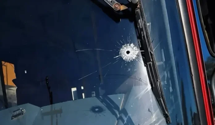 Um ônibus operado pela Empresa Pública de Transportes (EPT), popularmente conhecido como Vermelhinho, foi atingido por um disparo de arma de fogo na noite desta quinta-feira (3), em Inoã, Maricá
