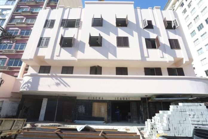 A restauração do antigo Cinema Icaraí avança e vai devolvendo à paisagem da orla o belo prédio em estilo art déco, construído na década de 1940, que marcou gerações de moradores da cidade
