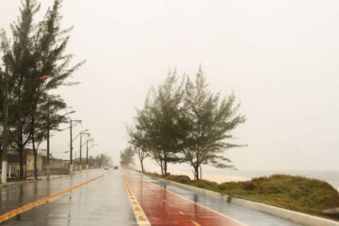 A Defesa Civil de Maricá emitiu um alerta para a possibilidade de pancadas de chuva a qualquer momento deste sábado (5) no município