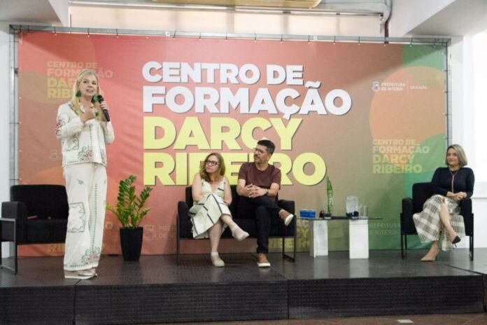 Mais de 200 profissionais da Educação Infantil da Rede Municipal participaram, neste sábado (29), de uma formação promovida pela Prefeitura de Niterói sobre a abordagem educacional de Reggio Emilia, no norte da Itália