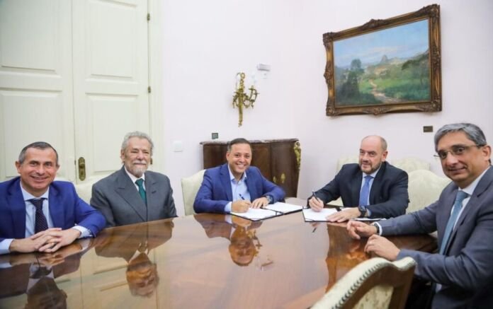 A Prefeitura de Niterói e o Governo do Estado do Rio de Janeiro formalizaram, nesta quarta-feira (2), a cessão de uma área de aproximadamente 25 mil metros quadrados do Estádio do Caio Martins para o município