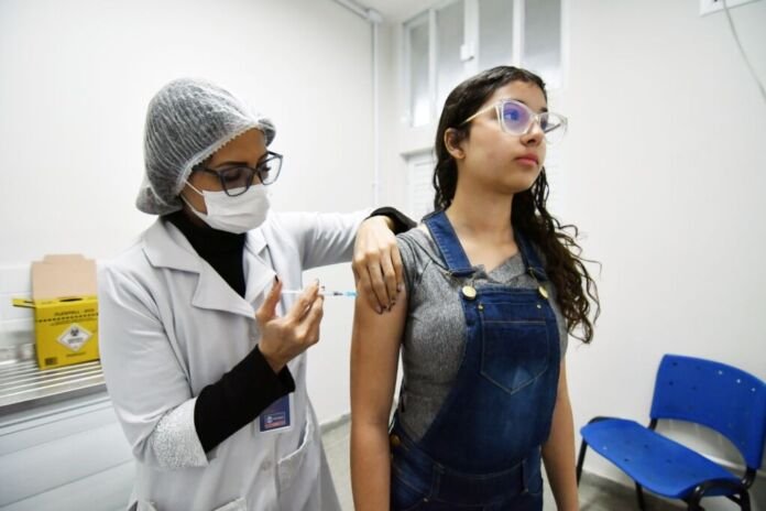 Crianças e adolescentes menores de 15 anos que ainda precisam atualizar a caderneta de vacinação podem procurar as 62 unidades de saúde de Nova Iguaçu