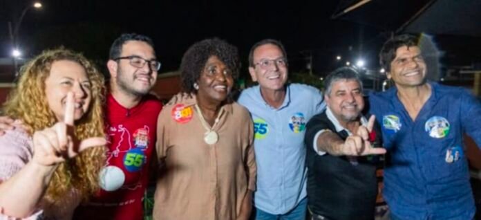 O candidato ao Governo do Estado do Rio de Janeiro, Eduardo Paes (PSD), realizou, neste sábado (5), uma caminhada de campanha pelas ruas do Centro de Maricá.