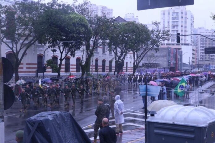 Nem a chuva atrapalhou o tradicional desfile cívico-militar de Sete de Setembro em Niterói para comemorar a Independência do Brasil.