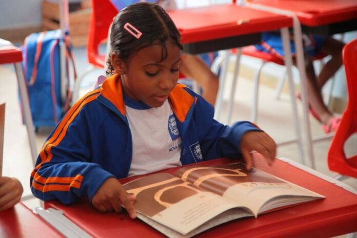 Na Escola Municipal Flor de Lis, em Nova Iguaçu, essas são algumas das estratégias usadas para tornar o processo de alfabetização mais próximo da realidade das crianças.