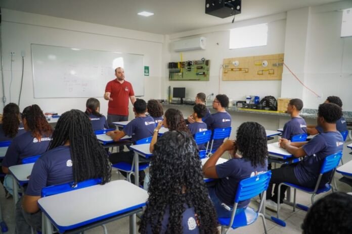 b0c815b2-alunos-da-rede-municipal-de-itaborai-visitam-iff-para-conhecer-proposta-de-ensino-medio-integrado-ao-tecnico.-2 Alunos da rede municipal de ensino de Itaboraí participaram, na manhã desta quarta-feira (9/9), de uma visita ao Instituto Federal Fluminense (IFF), com o objetivo de conhecer as instalações da instituição e a proposta do novo modelo de Ensino Médio Integrado ao Técnico, que será implementado a partir do próximo ano