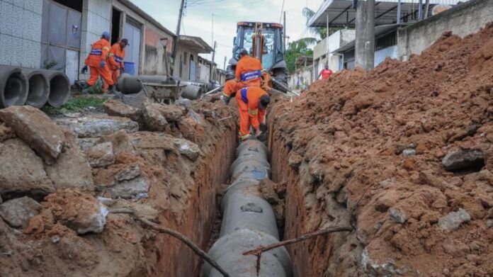 A Prefeitura de Itaboraí, por meio da Secretaria Municipal de Serviços Públicos (SEMSERP), realizou, na última segunda-feira (31/08), serviços de drenagem e pavimentação nas ruas do BNH da Reta