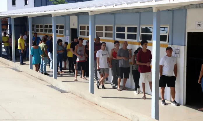 O ministro Cristiano Zanin, do Supremo Tribunal Federal (STF), decidiu há pouco ampliar o horário de votação até as 19h em todo o país