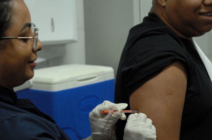 Pessoas de 3 meses a 59 anos podem receber a vacina meningocócica ACWY nas 62 unidades de saúde de Nova Iguaçu até 31 de outubro