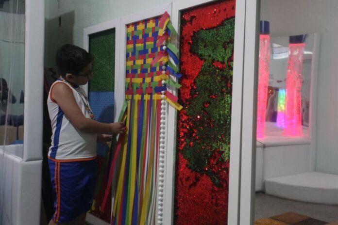 Nicolas Fabre, de 9 anos, já sabe qual é o seu cantinho preferido na escola. Entre uma aula e outra, ele costuma ir até a Sala Sensorial da E.M. Monteiro Lobato, no Centro de Nova Iguaçu, para costurar fitas, uma das atividades oferecidas no espaço