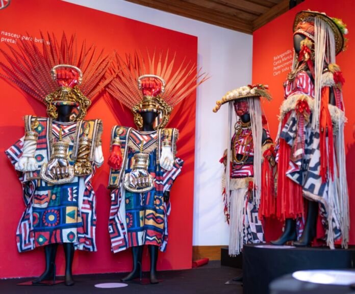 A Prefeitura de Maricá realiza, nesta sexta-feira (16/10), às 17h, a abertura oficial da exposição “Carnavais da Utopia”, na Casa de Cultura, no Centro