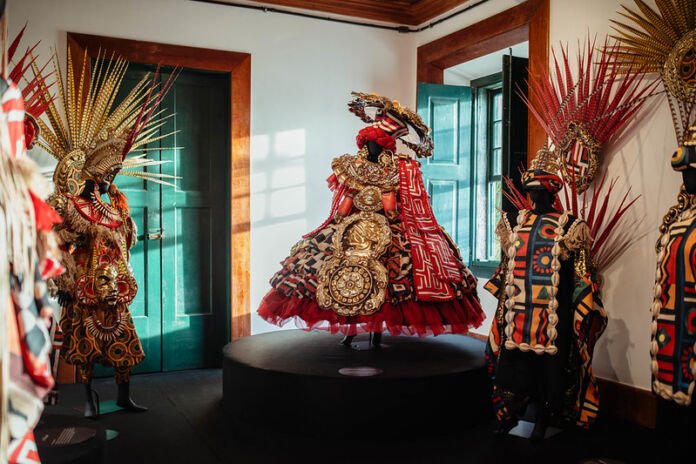 A Prefeitura de Maricá realizou nesta sexta-feira (16/10) a abertura oficial da exposição “Carnavais da Utopia”, na Casa de Cultura, no Centro