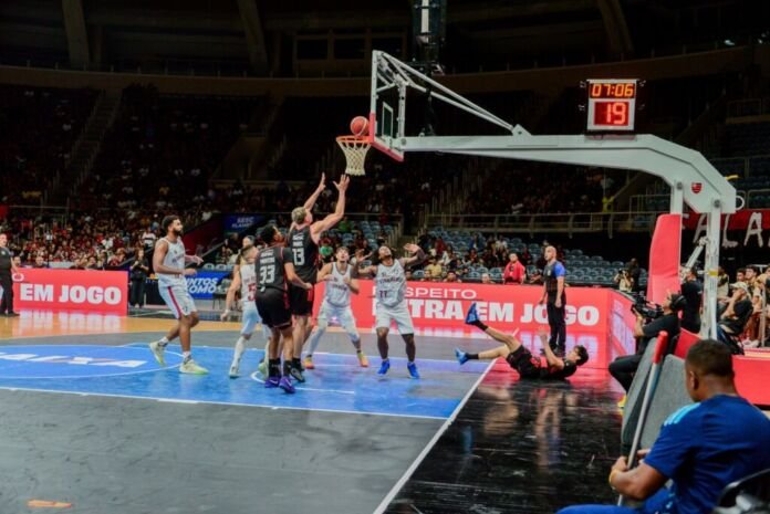 85f089fa-alunos-do-projeto-itaborai-esportes-acompanham-final-do-campeonato-carioca-de-basquete-no-maracanazinho-4 A noite da última quinta-feira (15/10) foi marcada por aprendizado, diversão e incentivo ao esporte para os alunos das aulas de basquete do projeto Itaboraí + Esportes.