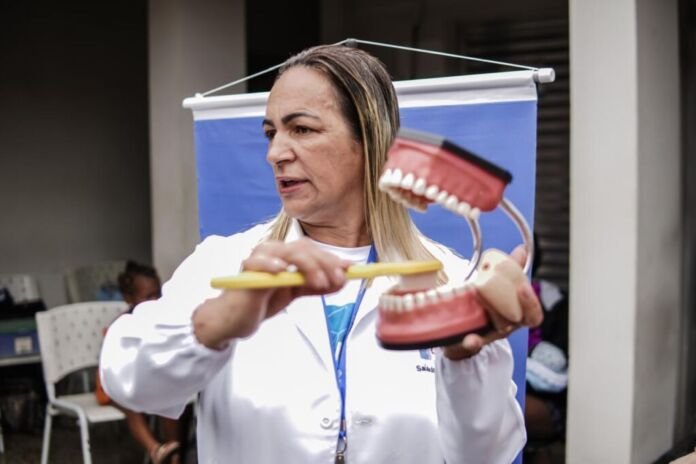 A Prefeitura de Itaboraí por meio da secretaria municipal de Saúde (SEMSA) promoveu, na manhã desta quinta-feira (22/10), uma ação de conscientização sobre a importância dos cuidados com a saúde bucal no posto de saúde Professor Milton Rodrigues, no Centro