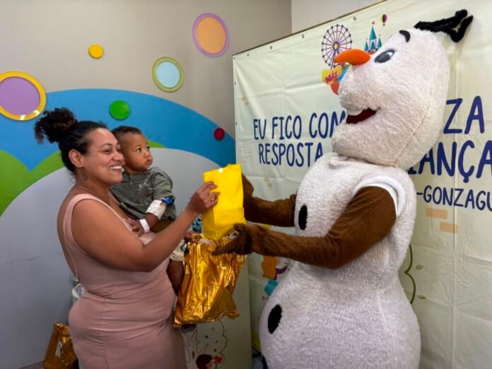 Sorrisos, brincadeiras e presentes deram o tom da manhã da última sexta-feira (9) na pediatria do Hospital Geral de Nova Iguaçu (HGNI)