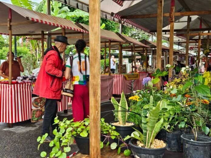 A Prefeitura de Maricá realizou, neste sábado (17/10), das 8h às 13h, mais uma edição da Feira da Agricultura Familiar, na Praça Agroecológica Emilton Santos, em Araçatiba