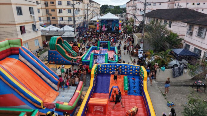 A Prefeitura de Maricá realizou neste domingo (18/10) mais uma ação do “Dia das Crianças nas Comunidades”, levando atividades descentralizadas de lazer e cultura para o público infantil e moradores de diferentes localidades do município