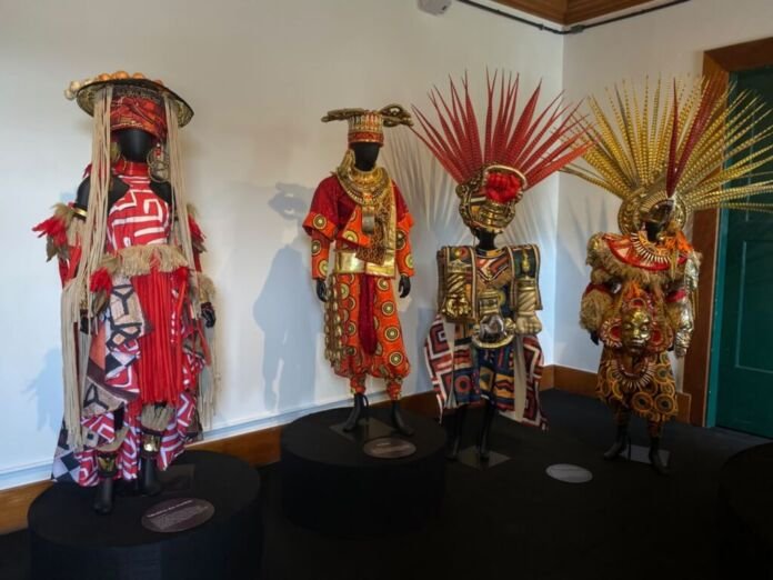 A Prefeitura de Maricá abriu para visitação pública, no sábado (17/10), a exposição “Carnavais da Utopia”, instalada na Casa de Cultura, no Centro.